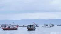 Para nelayan mulai mendarat seusai melaut.