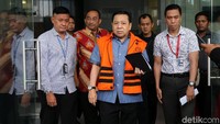 Novanto diperiksa KPK sebagai saksi untuk keponakannya, Irvanto Hendra Pambudi Cahyo dan pengusaha Made Oka Masagung.
