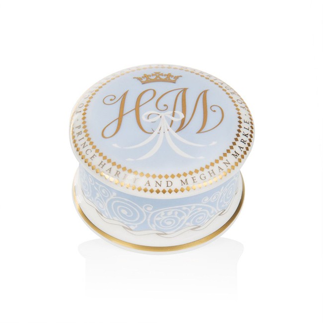 Pembuatan suvenir melibatkan lebih dari 50 personel yang membantu membuat desain hiasan dan ulir, bentuk suvenirnya sendiri, finishing yang dikreasikan menggunakan tangan sampai pengemasannya. Foto: Dok. Royal Collection Trust