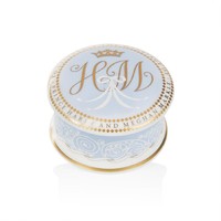 Pembuatan suvenir melibatkan lebih dari 50 personel yang membantu membuat desain hiasan dan ulir, bentuk suvenirnya sendiri, finishing yang dikreasikan menggunakan tangan sampai pengemasannya. Foto: Dok. Royal Collection Trust