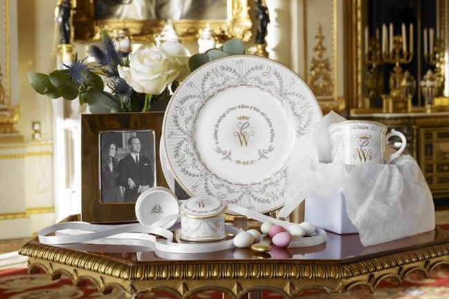 Jika suvenir pernikahan resmi Pangeran Harry dan Meghan Markle diwarnai nuansa biru-emas, suvenir Pangeran William dan Kate Middleton lebih didominasi palet silver, emas dan abu-abu. Sementara desainnya masih mirip yakni inisial nama kedua mempelai dan gambar pita yang mengikat di tengahnya. Foto: Reuters
