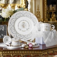 Jika suvenir pernikahan resmi Pangeran Harry dan Meghan Markle diwarnai nuansa biru-emas, suvenir Pangeran William dan Kate Middleton lebih didominasi palet silver, emas dan abu-abu. Sementara desainnya masih mirip yakni inisial nama kedua mempelai dan gambar pita yang mengikat di tengahnya. Foto: Reuters