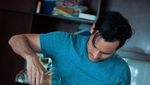 Doyan Ngopi, Ini 10 Pose Arifin Putra Meracik hingga Menikmati Kopi!