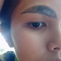 Kanyarat mengaku telah melakukan sulam alis dengan harga murah yang menyebabkan gagal. Jika ada pepatah yang mengatakan kamu akan mendapatkan apa yang kamu bayar, maka benar adanya. Karena bentuk alisnya yang jumbo tersebut, Kanyarat harus menanggung malu. Dia hanya bisa mengeluh di media sosial dengan keadaannya itu.  Foto: dok. Facebook