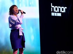 Senandung Lenka Saat Perkenalkan Tiga Ponsel Honor di Jakarta