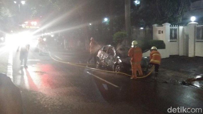 Ini Penyebab Mobil yang Terbakar Habis di Pondok Indah