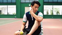Tidak cukup fitness dan muay thai, Billy juga hobi main tenis. Foto: Instagram @billydavidson_