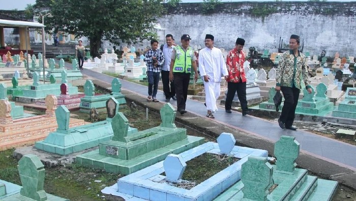 Hari Kedua di Sumenep, Gus Ipul Ziarah ke Asta Tinggi