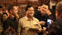 Senyum Prabowo di acara syukuran bersama kader Gerindra. 