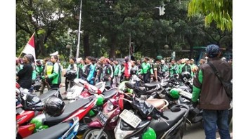 Banyak motor yang diparkirkan di pinggir jalan menyusul aksi mereka dalam melakukan long march dengan berjalan kaki. (Foto: Screenshot Twitter)