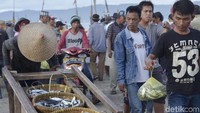 Konsumen langsung dapat membeli ikan di teluk semaka.