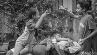 Salah satu anak yang terakhir melompat akan beradu suit (batu-kertas-gunting) dengan lawan pemainnya ini.