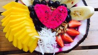Smoothie time! Kali ini santapannya semangkuk smoothie bowl berisi potongan buah segar. Mangkuknya terbuat dari kelapa muda. Unik ya! Foto: instagram @manodelia