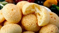 Roti ini memiliki bentuk bulat kecil, isinya keju. Biasaya masyarakat Brazil menjadikan pao de queijo sebagai menu sarapan yang populer. Pao de queijo dibuat dengan tepung singkong. Adonan digulung menjadi bola-bola kecil kemudian diisi dengan keju.Foto: Istock