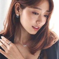 Aktris drakor lain yang juga masuk dalam daftar adalah Park Shin Hye. Wajah cantik wanita yang sudah terjun ke dunia akting sejak remaja ini memang selalu dinanti para penggemar. Foto: Instagram