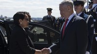 Menlu RI Retno Marsudi bertemu dengan Menhan AS Jim Mattis di Washington DC. Pertemuan digelar di kantor Kementerian Pertahanan AS, Pentagon. / Foto: DoD photo by Navy Mass Communication Specialist 1st Class Kathryn E. Holm