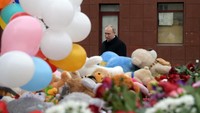 Begini ekspresi Putin saat mengunjungi lokasi kebakaran mal yang menewaskan 64 orang di Kemerovo, Rusia.