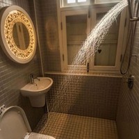 Sepertinya kamar mandi ini ingin orang bisa mandi sambil duduk atau buang air. Foto: Instagram @pleasehatethesethings