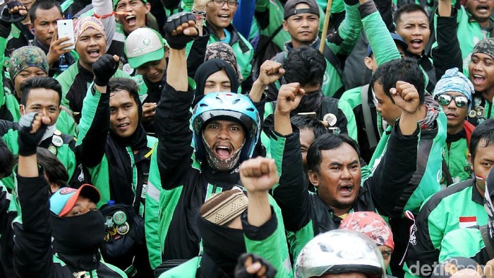 Massa driver ojek online (ojol) masih berdemonstrasi di depan Istana Negara, Jakarta, Selasa (27/3/2018). Mereka menyuarakan tuntutan soal rasionalisasi tarif ojol. Massa juga menuntut legalitas angkutan online kendaraan roda dua.