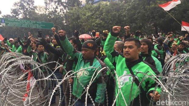 Aksi kepal tangan driver ojek online di depan Istana, Selasa (27/3/2018)