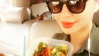 Having my vegan Italian on the go, tulis Mano dalam foto yang memperlihatkan dirinya makan salad di dalam mobil. Foto: instagram @manodelia