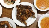 Ayam taliwang aslinya disajikan secara utuh karena ayamnya berukuran kecil. Netizen @laparterus ini memposting ayam taliwang utuh nih. Foto: Instagram