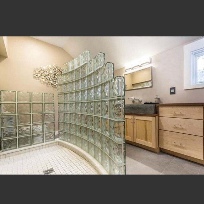 Bingung apa fungsi dari pembatas kaca ini. Foto: Instagram @pleasehatethesethings