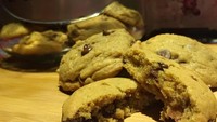 Siapa sangka Manohara juga bisa bikin kukis. Ini kukis coklat buatannya. Ia bahkan membuat kukis ini malam-malam lho. Wah bisa jadi camilan enak nih. Foto: instagram @manodelia