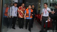 Novanto keluar dari Gedung KPK, Jalan Kuningan Persada, Jakarta Selatan, Selasa (27/3/2018) sekitar pukul 16.20 WIB.