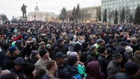 Massa mempertanyakan jumlah resmi korban meninggal. (Foto: Dok. REUTERS/Vasily Fedosenko)