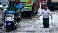 Kendaraan mengular karena jalan tergenang.