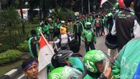 Aksi driver ojol ini dijaga ketat kepolisian. Kendaraan taktis seperti water cannon juga sudah bersiaga di sekitar lokasi unjuk rasa.