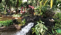 Tampak dari taman yang telah direvitalisasi itu beragam tanaman. Ada juga air mancur mini. (Foto: Dok. Instagram Sandiaga Uno)