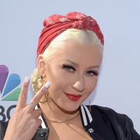 Christina Aguilera tidak suka mencuci tangannya setelah menggunakan WC. E! Online melaporkan bahwa Christina Aguilera pernah terlihat di sebuah klub di Hollywood Setelah selesai makan ia tidak mencuci tangannya bahkan ia berjabat tangan dengan para penggemarnya. Foto: Jason Kempin/Getty Images