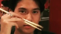 Pemeran Dilan dalam film berjudul sama ini pantas saja punya fans wanita yang banyak. Saat sedang makan malam di sebuah restoran Jepang, ia terlihat memegang sumpit. Megang sumpit aja gayanya masih terlihat cool gini. Duh, jadi meleleh diliatin Iqbaal. Foto: Instagram @_iqbaal.e