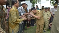 Kebiasaan mencium tangan kepada orang tua perlu ditularkan ke generasi muda saat ini. Foto: dok. Pemprov Kalteng