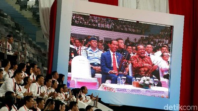 Foto: Jokowi Ikut Main Angklung Pecahkan Rekor MURI!
