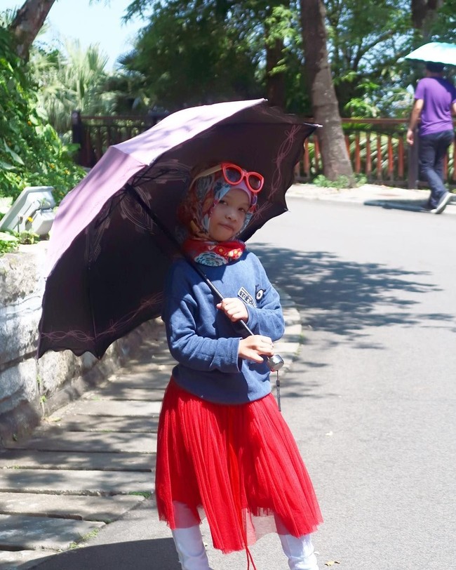 Saleha mengaku sudah menyenangi fashion dari kecil. Tak heran jika ia tampil unik dengan memakai kaca mata hitam hingga bergaya fierce. Kini, si kecil Saleha sudah punya lebih dari 500 ribu pengikut di Instagram. Foto: Instagram