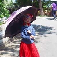 Saleha mengaku sudah menyenangi fashion dari kecil. Tak heran jika ia tampil unik dengan memakai kaca mata hitam hingga bergaya fierce. Kini, si kecil Saleha sudah punya lebih dari 500 ribu pengikut di Instagram. Foto: Instagram