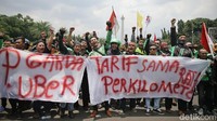 Massa driver ojek online menyuarakan tuntutan soal rasionalisasi tarif ojol.