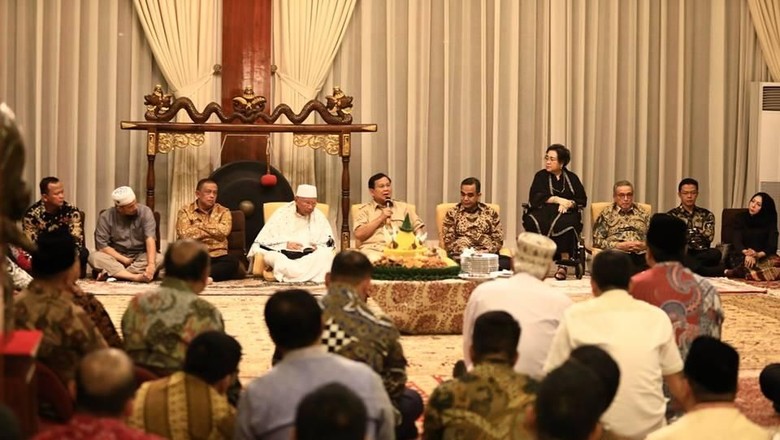 Foto: Senyum Prabowo Saat Syukuran Gerindra Dapat Kursi 