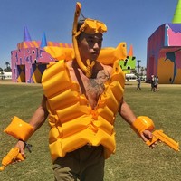 Memiliki lebih dari 32 ribu followers di Instagram, Arnold Putra selalu tampil unik dalam berbusana. Mulai dari busana karyanya sendiri hingga karya brand-brand ternama dunia seperti Gucci, Balenciaga, Missoni, Hermes, Vetements, dan lain-lain. Foto: Instagram Arnold Putra