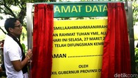 Sandiaga meresmikan taman Monas.
