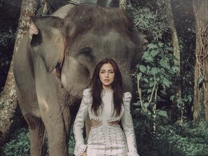 Foto Bareng Gajah, Kaki Jessica Iskandar Bikin Gagal Fokus