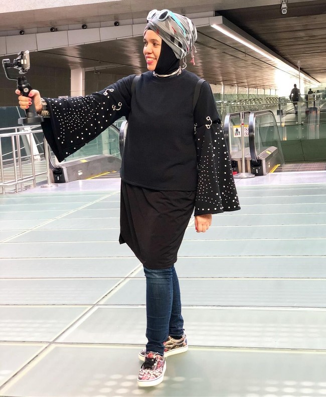 Mulai dari sang ibu, Lenggogeni Faruk yang senang memakai hijab turban di kesehariannya. Kecintaannya pada warna-warna terang, membuatnya berani memadukan warna-warna tersebut di kesehariannya. Foto: Instagram