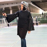 Mulai dari sang ibu, Lenggogeni Faruk yang senang memakai hijab turban di kesehariannya. Kecintaannya pada warna-warna terang, membuatnya berani memadukan warna-warna tersebut di kesehariannya. Foto: Instagram