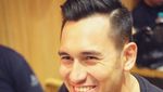 Doyan Ngopi, Ini 10 Pose Arifin Putra Meracik hingga Menikmati Kopi!