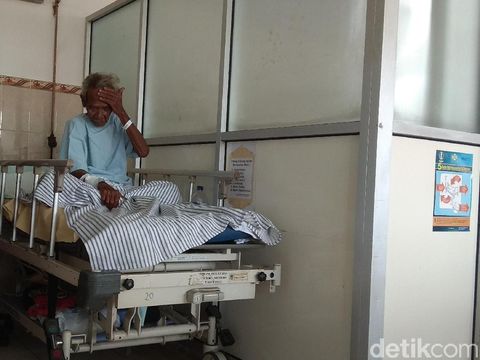 Askan mengaku pikun dan dirawat di RSUD Dr Soetomo. Namanya Askan, bukan Asnan.