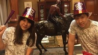 Dengan baju dan topi kembaran, Marcus dan Agnes merayakan tahun baru 2018 bersama. (Foto: instagram @marcusfernaldig)