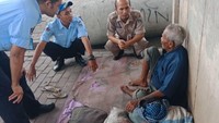 Saat dilakukan asesmen oleh petugas, kami sama sekali nggak menyangka kalau lansia itu seorang veteran sewaktu Indonesia perang melawan penjajahan Belanda, kata Satuan Pelaksana Sosial Kecamatan Koja, Jakarta Utara, Marspel.